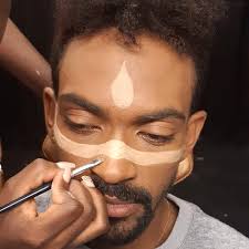 Os bailarinos da Companhia de Dança da ZAP, Renato Chaves e David Godinez,  já estão nos últimos retoques da maquilhagem. Faltam apenas 20 minutos para  a gala de estreia do "BAI Dança