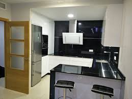 Cocinas blancas con isla, se ha utilizado toda la pared frontal para empotrar la columnas. Cocina En Blanco Y Negro Estudio De Cocinas Sica