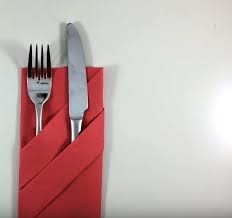 La carta da regalo metallizzata (meglio le carte riciclate) l'idea di decorare la tavola natalizia con i tovaglioli è più che simpatica, geniale e ci permette di ricreare con semplicità l'atmosfera del natale. Come Piegare I Tovaglioli Di Carta A Natale In Modo Originale Foto E Video Ultime Notizie Flash