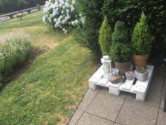 Ein Schones Diy Blumen Podest Einfach Lackieren Schon Fertig Ideen Diy Paletten Draussen Mobel Wohnung Mit Garten Paletten Garten Garten
