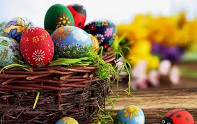 До торжества фарбують яйця і печуть смачні паски, які прийнято освячувати в церкві. Katolickij Velikden 2020 Data I Tradiciyi Svyatkuvannya Korrespondent Net