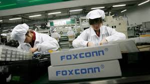 Encuentra y descarga las fotos más populares de trabajador fabrica en freepik gratis para uso comercial imágenes de gran calidad más de 7 millones de fotos de stock. El Mayor Fabricante De Moviles Sustituye A 60 000 Trabajadores Por Robots Economia El Pais