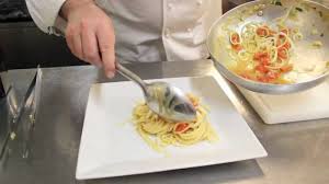 Facebook twitter pinterest stampa gli spaghetti con i fagiolini e sugo sono un primo piatto pugliese semplice e molto gustoso, da cucinare durante la stagione primaverile o estiva. Video Di Spaghetti Seppie E Pomodorini Bergamonews