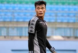 Bên cạnh một bộ phận khán giả thích thú với vai trò mới của thủ môn bùi tiến dũng thì số khác lại bày tỏ sự không hài lòng khi nam thủ môn xuất hiện trong một sự kiện nghiêng về giới showbiz mà không. Thá»§ Mon Bui Tiáº¿n DÅ©ng Ä'ang Ráº¥t Háº¡nh Phuc Táº¡i Clb Tp Hcm