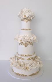 Gateau De Mariage Lux Gateau De Mariage Lux Blanc Et Dore Wedding Cake Ideas Gatea Gateau Mariage Gateau De Mariage Romantique Figurine Gateau De Mariage