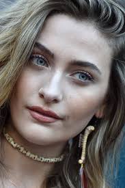 40 Celebrities With Different Colored Eyes Famous People With Heterochromia Iridum