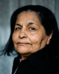 I 1970 gikk Carlota Vallebona under dekknavnet «Natacha». Det var på den  tida hun var med i væpnet motstandskamp mot fascister, og for en  sosialistisk revolusjon i Chile. Nå lever hun et