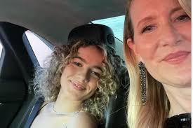 Laura Dern exigiu que filha de 17 anos terminasse estudos antes de tentar  carreira de atriz