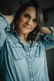 Deborah Pond's Instagram, Twitter & Facebook