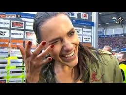 Esther sedlaczek ersetzt matthias opdenhövel im moderatorenteam der sportschau. Esther Sedlaczek Wird Ganz Feucht Bierdusche 2014 Youtube
