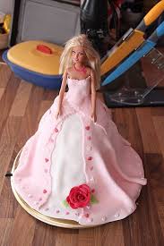 Der gugelhupf ist eine kreation der biedermeierzeit. Barbie Torte Von Cityfield2000 Chefkoch Rezept Barbie Torte Barbie Torte Rezept Barbie Kuchen