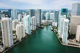 Florida is a state located in the southeastern region of the united states. Wall Street Florida S Low Taxes Sunshine Golf Attracts Finance Workers Bloomberg