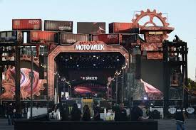 Ronco dos motores e rock marcam início do Capital Moto Week 2026