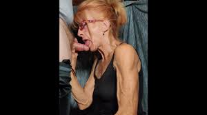 Donna matura fa un pompino