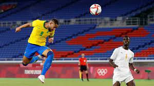 Bờ biển ngà phản công nhanh, cheick timite tung cú dứt điểm từ ngoài vòng cấm địa, bóng đi căng và hướng vào khung thành của tây ban nha, nhưng thủ thành unai simon khiến cổ động viên tây ban nha thót tim khi không bắt dính bóng ở tình huống dứt điểm đơn giản của cầu thủ bên phía bờ. Brazil Hoa Bá» Biá»ƒn Nga Trong Tháº¿ Thiáº¿u NgÆ°á»i 24htinnhanh