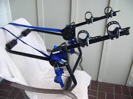 Thule Voyager 975 Two Bike Rack 50 No Hitch No Roof Rails No Problem This Rack Is Designed To Be Rear Trunk Hatch Mounted Thi Bike Rack Roof Rails Bike