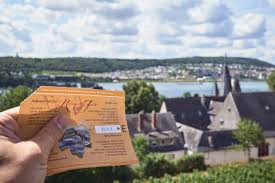 Eine fahrt mit der seilbahn von rüdesheim am rhein zum niederwalddenkmal, der germania. Romantik Tour Im Rheingau Mit Dem Ringticket Little Discoveries