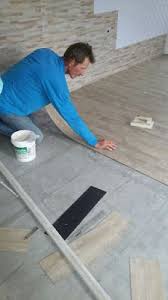 Instalacao Do Piso Vinilico E Rodape De E V A Autocolante Instalacao Piso Vinilico Assentamento De Piso Pisos Vinilico A estampa escolhida brinca com tons de azul e combina com o aspecto rústico e natural da madeira, quebrando o ar sério e clássico causado pelo restante da cozinha. piso vinilico