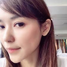 國際圍戒圍表台灣主要使用國際圍戒圍尺寸，本表提供圓周長及直徑尺寸參考，但該如何知道自己的指圍呢？  簡單的方式可以用無彈性的線或是紙條纏繞手指，手指需放鬆，之後將線或紙條平放以尺測量，對照尺寸表的圓周長度即可。  亦可拿現有的戒指測量直徑，然後比對戒圍對照表 ...