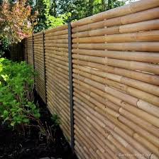 Contoh desain rumah bambu nomor dua ini juga dilengkapi dengan pagar yang mengelilingi bagian pusat rumah. Lingkar Warna 60 Inspirasi Desain Pagar Dari Bambu