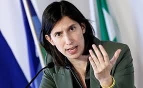 Laura Pausini, rovinosa caduta dalle scale durante il concerto: attimi di  panico