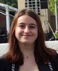 anyone taking Sara Mills for psych right now?