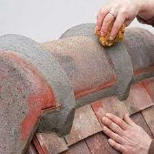 Installer Un Faitage Scelle Sur Un Toit De Tuiles Tuiles Toit Toiture Tuile