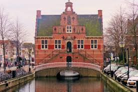 With a population of 24,575 in 2020, it is the most populous town of the hoeksche waard island. Het Oude Raadhuis Van Oud Beijerland Werd In 1622 Gebouwd Op Een Uit 1595 Daterende Brug Over Het Riviertje De Vliet H Nederland Bezienswaardigheden Gebouwen