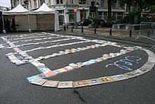 La rayuela es un juego tradicional de américa latina en el que se requiere una piedra y un dibujo en el piso. Rayuela Juego Wikipedia La Enciclopedia Libre