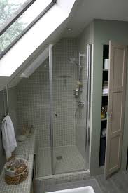 Une Salle De Bains Sous Les Toits En 2020 Amenager Petite Salle De Bain Salle De Bain 5m2 Idee Salle De Bain