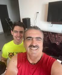 Esta mañana haciendo ejercicio con mi hijo César Garza Arredondo y  escuchando la música de @carinleonoficial , me dice que en Londres no se  escucha , ellos se lo pierden.!! Animoooooo !!