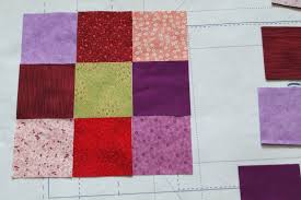 Quiltprojekte voller bunter farben und muster, oft in dunkleren tönen. Ein Neues Muster Muss Her Disappearing 9 Patch Quadrate Mal Anders Quilt Virus