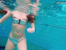 3 nackte Mädchen haben Spaß im Wasser - Darknessporn.com