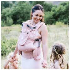 My husband and i both love the lillebaby carriers they are comfortable for both him ( 6 foot 170 ) and i ( 5' 7 140 ). Lillebaby 6 In 1 Complete Organic Baby Carrier Reviews Tell Me Baby