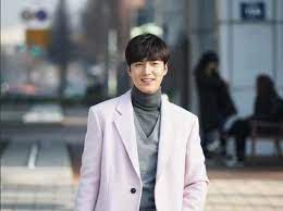 Namun pengelola akuarium justru heran melihat keberadaannya karena pentas baru akan dimulai. The Legend Of The Blue Sea Actor Lee Min Ho To Enlist In The Military After Fans Meet Ibtimes India