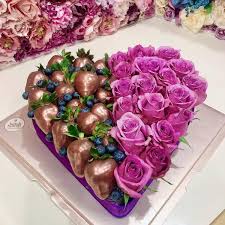 The chocolate covered strawberry boxes you see listed below are designed to give your opulent eats the sumptuous pageantry they deserve. Chocolate Strawberry Flower Boxes Lunch Bunch
