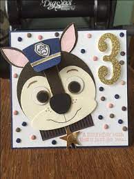 Die vorderseite der karte hat skye mit erhobenem kopf, auf einem schild mit einem erhöhten (alter) und einem erhöhten knochen mit (name) sitzend. This Year S Top Holiday Paw Patrol Toys For Kids Of All Ages Geburtstagskarte Geschenke Fur Kinder Basteln