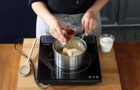 Recette Triangles De Crepes Aux Pommes Sauce Caramel Au Rhum En Pas A Pas Recette Sauce Caramel Crepe Aux Pommes Rhum