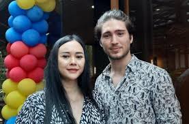 Aura kasih dan suami banjir ucapan selamat dari penggemar atas kehadiran buah cintanya. Rumor Cerai Dibantah 5 Potret Baru Aura Kasih Jadi Hot Mom Matamata Com