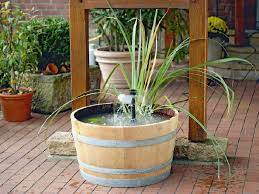 Wasser bringt leben auf ihren balkon oder terrasse. Miniteich Anlegen So Kommt Der Teich Auf Den Balkon Bauen De