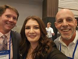 Laura Zinger's Instagram, Twitter & Facebook