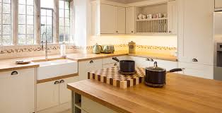 Dado que es duradero y fácil de cuidar, suele utilizarse en pisos, mesas, encimeras aunque es probable que el reemplazo de las encimeras no se encuentre en tu presupuesto (si deseas remodelar tu cocina o baño), en realidad. Encimeras De Cocina Cocinas Luan