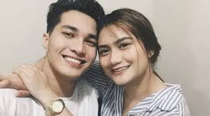 Mengutarakan perasaan cinta dan kasih sayang kepada pasangan tercinta bisa dilakukan dengan berbagai cara. Pria Ini Tulis Surat Menyentuh Buat Kekasih Faktanya Menguras Air Mata Lifestyle Fimela Com