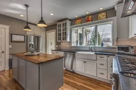 The modern farmhouse décor style has seen a resurgence in recent years. Fresh Farmhouse Style Kitchen Landhausstil Kuche Boston Von Pegasus Design To Build Llc