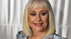 Raffaella carrà è morta nella giornata di lunedì 5 luglio. Atuhjch Jadlm