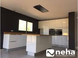 Cuisine blanche et plan de travail bois. Realisation Cuisine Blanche Brillante Laque Avec Plan De Travail Bois