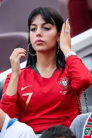 Georgina rodríguez enseña qué lleva en su bolso por sus hijos. Cristiano Ronaldo Verlobung Mit Georgina Rodriguez Gala De