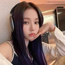 aespa Karina Flaunts Small Face in New SNS Photo