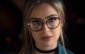 Gò má cao nên đeo kính gì?