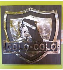 You can download in.ai,.eps,.cdr,.svg,.png formats. Logotipo En Metal Colo Colo